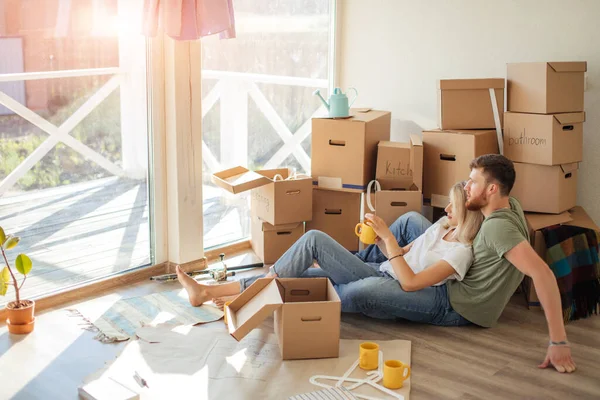 Pasangan pindah rumah baru. Happy people buy new apartment — Stok Foto