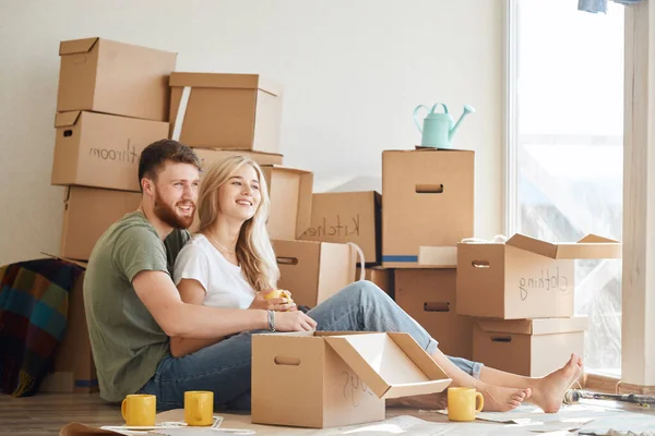 Un cuplu se mută acasă. Oamenii fericiți cumpără un apartament nou — Fotografie, imagine de stoc