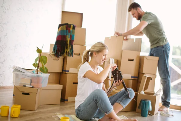 Couple Taking A Picture In New Home — Stock Photo, Image