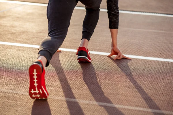 Man feet in starting position for running on race track in stadium — Stock Photo, Image