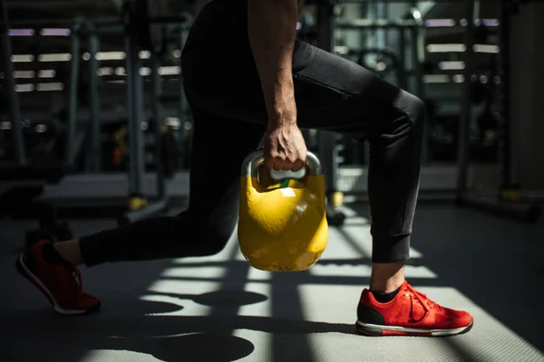 Young fitness man tränar av kettlebell. — Stockfoto