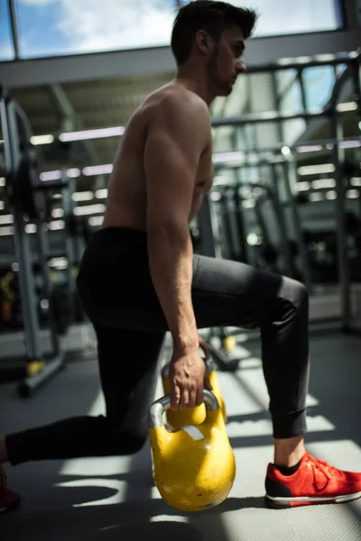 Young fitness man tränar av kettlebell. — Stockfoto