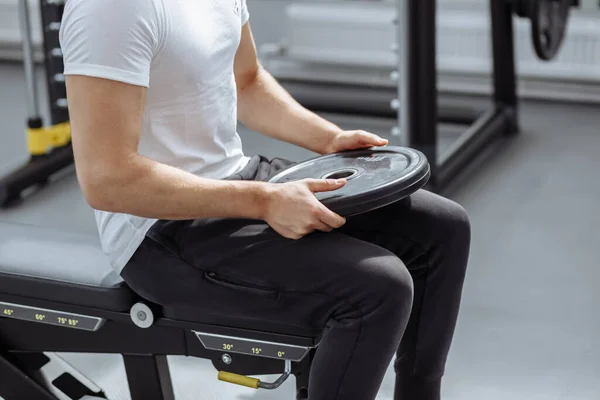 Muskulös kille gör abs träning i moderna gym. Passform man gör crunches på gymmet. — Stockfoto