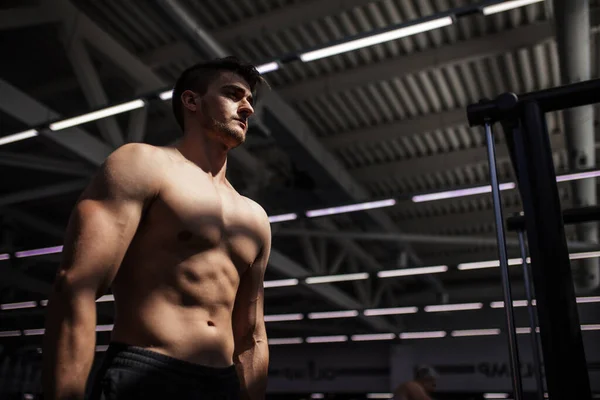 Mladý fitness muž trénuje kettlebell. — Stock fotografie