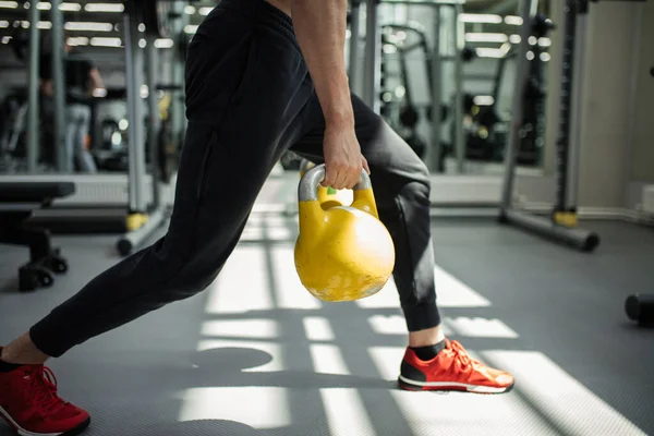 Jovem fitness homem é formação por kettlebell. — Fotografia de Stock