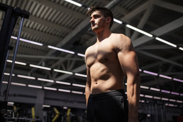 Jovem fitness homem é formação por kettlebell. — Fotografia de Stock