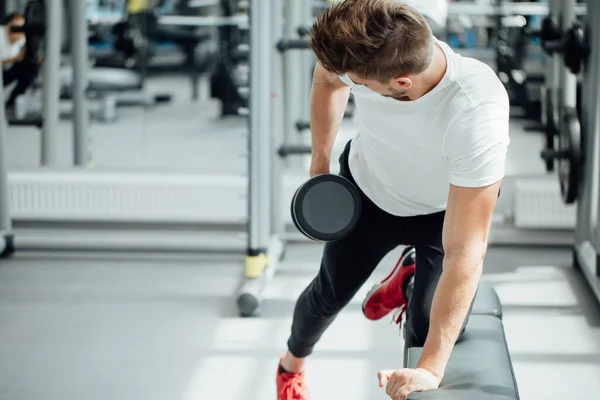 Starker Mann arbeitet mit Hantel im Fitnessstudio — Stockfoto