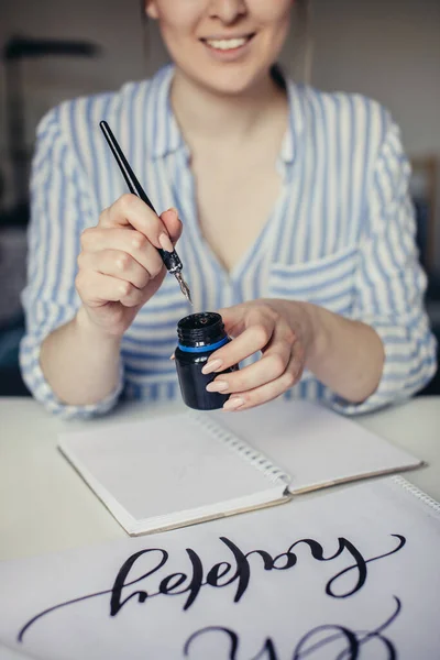 필도 펜을 잉크에 찍는 여성 손 — 스톡 사진