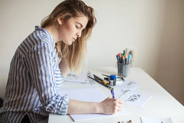 Mujer hacer escritos de caligrafía, hacer arte sobre papel usando el pincel de pluma signo —  Fotos de Stock