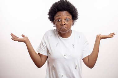 Kafası karışmış Afrikalı harika kadın. Sıradan giyinmiş.