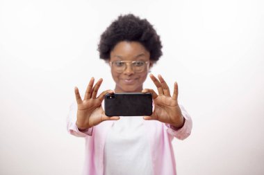 Harika gülümseyen Afrikalı hippi kız iyi bir fotoğraf çekmeye çalışıyor.