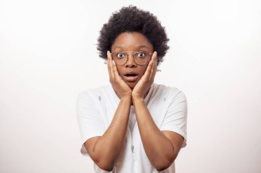 Şaşırmış kadın avuçlarıyla yüzüne dokunuyor.