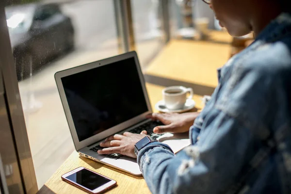 Manhã de trabalho de mulher de negócios Africano com um laptop e café, vista superior. — Fotografia de Stock