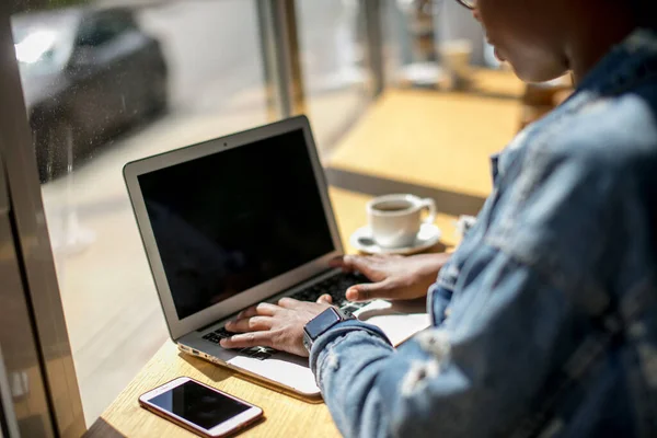 Sabah çalışan iş kadını laptoplu ve kahveli, üst tabaka.. — Stok fotoğraf