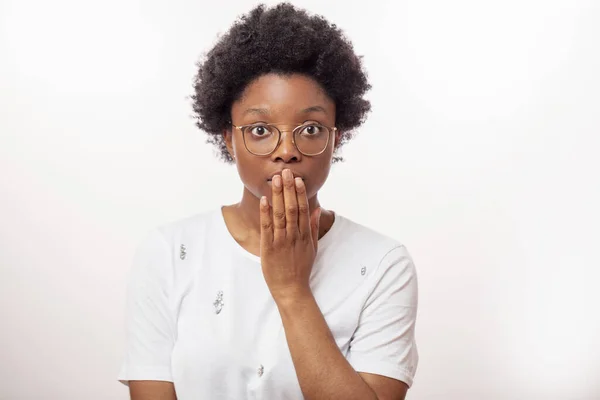 Attraktive Frau mit Brille und schockierendem Gesichtsausdruck — Stockfoto