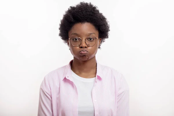 Genervte Afro-Frau bläst in die Wangen — Stockfoto