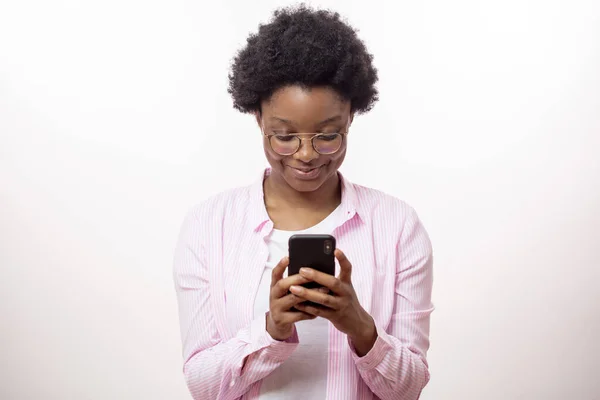 Veselý úžasný afro žena pomocí svého chytrého telefonu — Stock fotografie