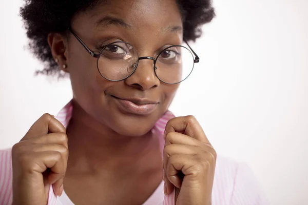 Jong glimlachen gemengde ras vrouw dragen gestreept shirt houden kraag omhoog. — Stockfoto
