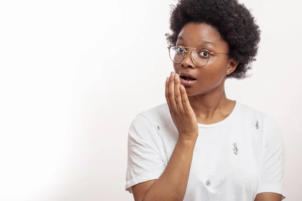 Afrikanerin versucht, beim Niesen den Mund zu schließen — Stockfoto