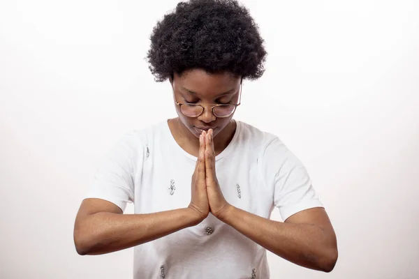 Fiel mulher negra orando — Fotografia de Stock