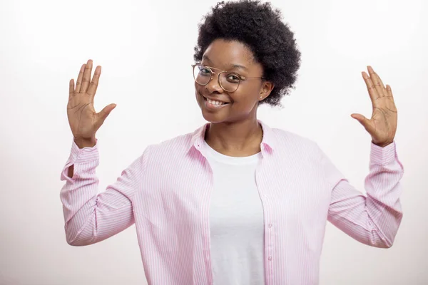 Schwarze glückliche Frau zeigt ihre Hand — Stockfoto