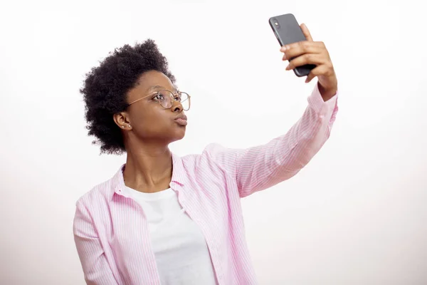 Seitenansicht Porträt einer Afro-Frau, die für das Selfie posiert — Stockfoto