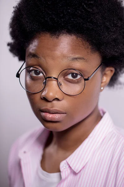 Infelice donna afro attraente guardando con grandi occhi scuri — Foto Stock