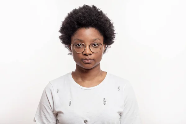 Vážná, přísná africká učitelka s krátkými kudrnatými vlasy — Stock fotografie