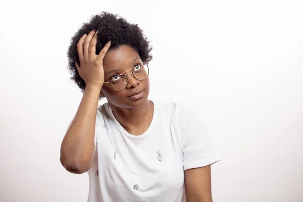 Africano linda mujer teniendo migraña —  Fotos de Stock