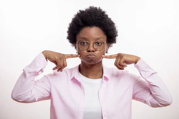 Lustige Amerikanerin, die ihre geblasenen Schecks berührt und in die Kamera schaut — Stockfoto