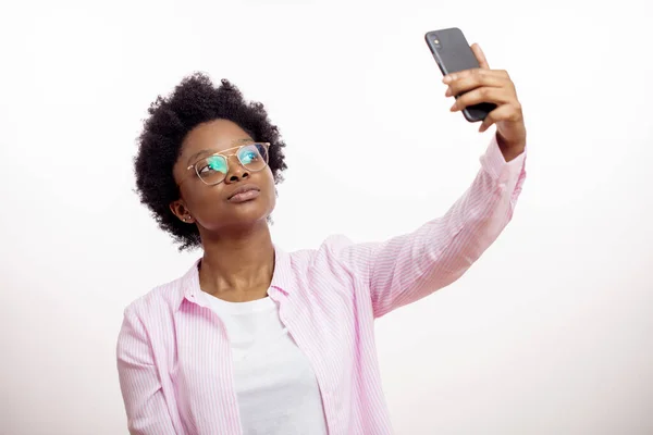 Impresionante agradable afro mujer haciendo selfie —  Fotos de Stock