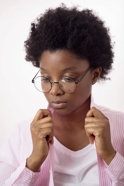 심각하게 흥분 한 흑인 여성이 내려다 보고 있습니다 — 스톡 사진