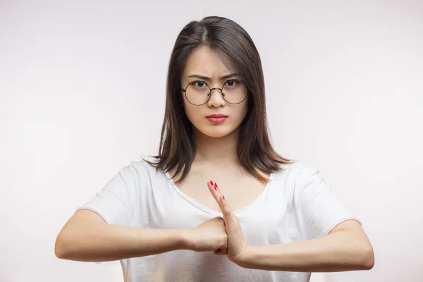 Frustrado irritado mulher asiática isolado sobre fundo branco. Emoções negativas — Fotografia de Stock