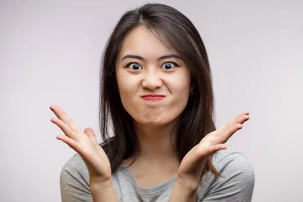 Femme asiatique en colère frustrée isolée sur fond blanc. Émotions négatives — Photo