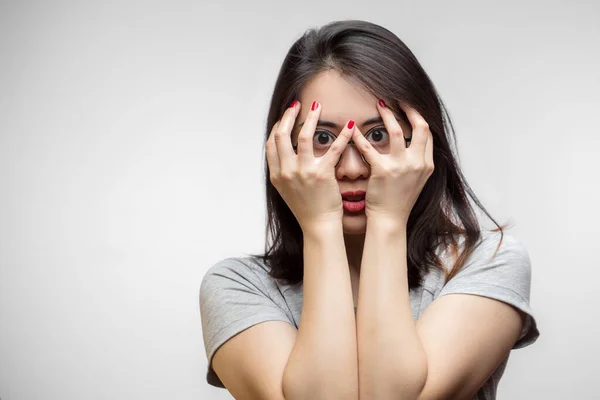 Jonge Aziatische vrouw bedekt haar gezicht met handen in angst, geïsoleerde studio schot — Stockfoto