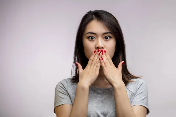 Aziatisch vrouw model eis stilte, geïsoleerd over witte achtergrond — Stockfoto