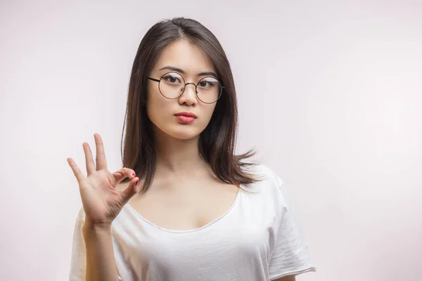 Młoda Azji atrakcyjne kobieta czuje się szczęśliwy mając jej nowe okulary optyczne. — Zdjęcie stockowe
