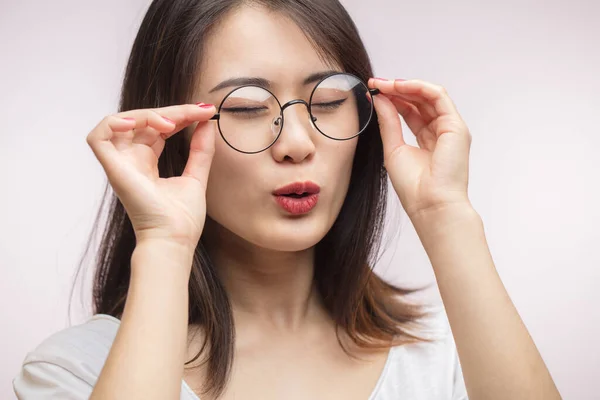 Молодая азиатская привлекательная женщина чувствует себя счастливой в своих новых оптических очках. — стоковое фото