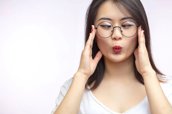 Genç Asyalı çekici kadın yeni optik gözlüğünü taktığı için mutlu.. — Stok fotoğraf