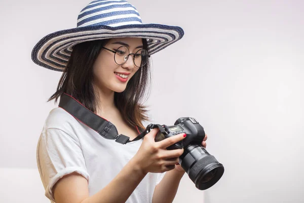 迷人的笑着的亚洲女人，带着相机，与白色背景隔离. — 图库照片