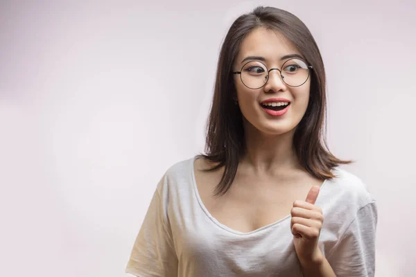 Junge attraktive asiatische Frau fühlt sich glücklich mit ihrer neuen optischen Brille. — Stockfoto