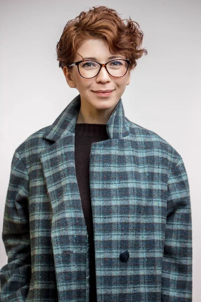 Portrait de mode d'automne de belle femme rousse posant isolée au studio — Photo