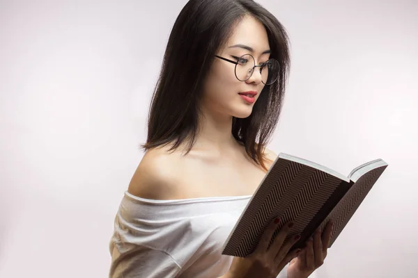 Asiatico studente femmina lettura libro su bianco sfondo isolato a studio — Foto Stock