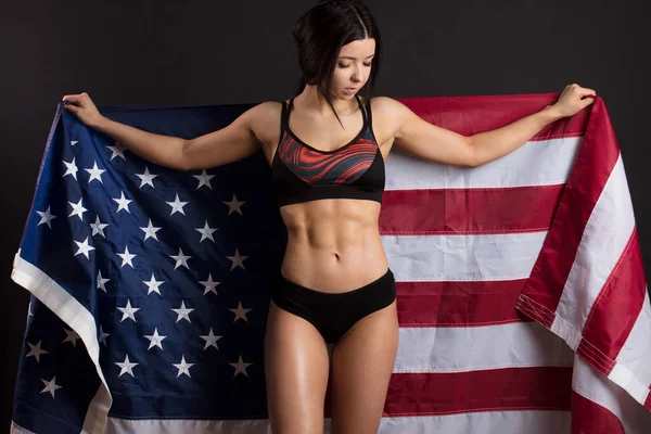 Bodybuilderin mit amerikanischer Flagge, Konzept von Macht und Stärke. — Stockfoto