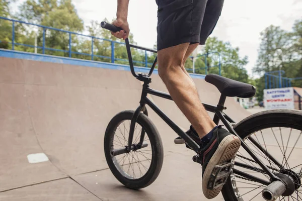 Фристайл мужской наездник в скейт-парке на bmx — стоковое фото