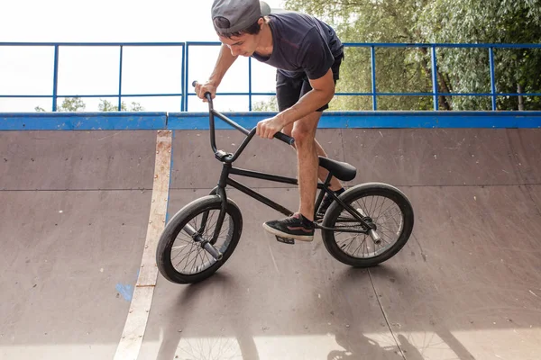 Freestyle mannelijke ruiter rijden in skate park op bmx — Stockfoto