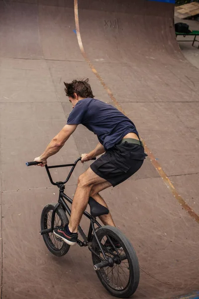 Freestyle mannelijke ruiter rijden in skate park op bmx — Stockfoto