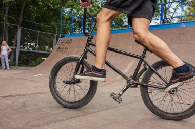 BMX bisiklet sürücüsü bisikletiyle numara yapıyor.