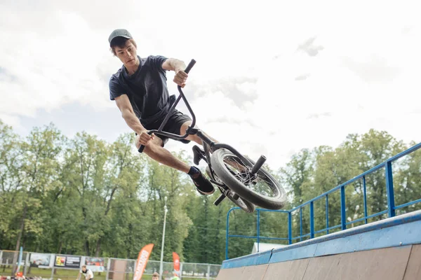 Ragazzo che salta con BMX Bike allo skate park — Foto Stock