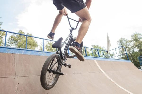 少年はスケートパークでBMXバイクとジャンプ — ストック写真